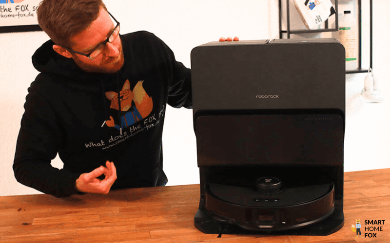 Станция самоочистки Roborock S8 MaxV Ultra рассматривается сотрудником компании Smart Home Fox.